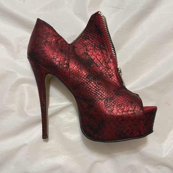 Stunning Red Snake Skinned Platform Heels - Size 10 - Picture 3 of 3